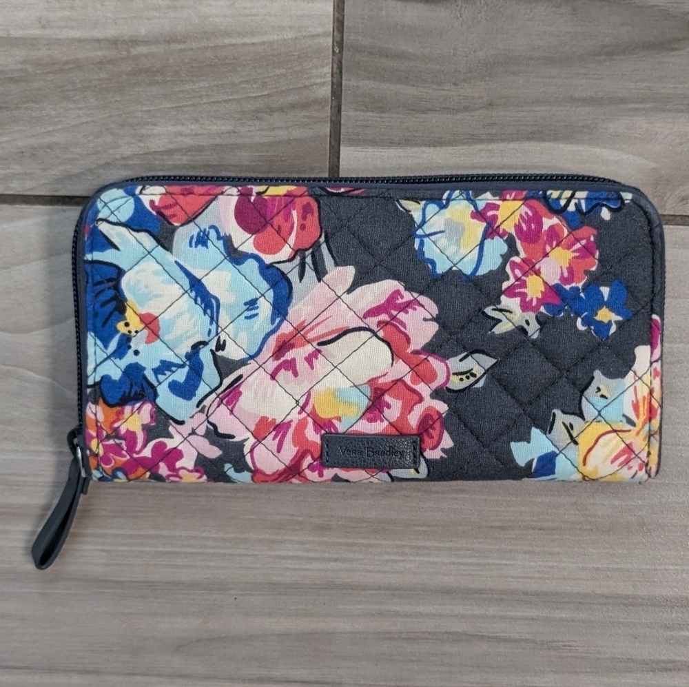 🥁 Vera Bradley Georgia Zippered Wallet